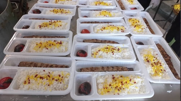 توزیع ۲۰۰ پرس غذای گرم  بین ایتام مشهد  در طرح پویش سید الشهدای مقاومت حج و زیارت استان