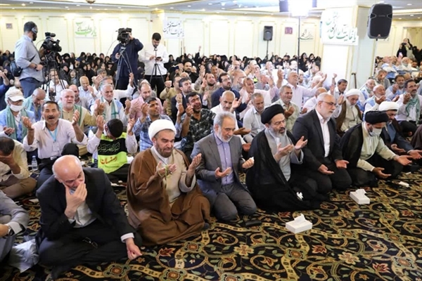زایران ایرانی دعای کمیل را زمزمه کردند